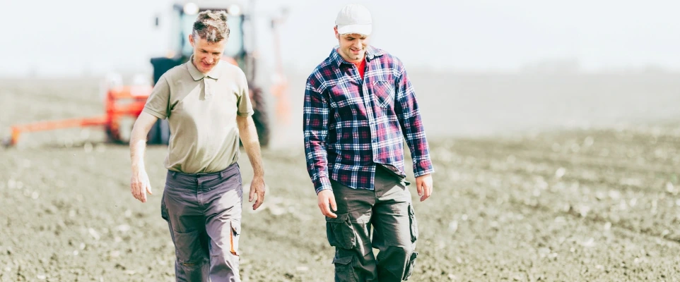 Des hommes marchaient en parlant de machines agricoles